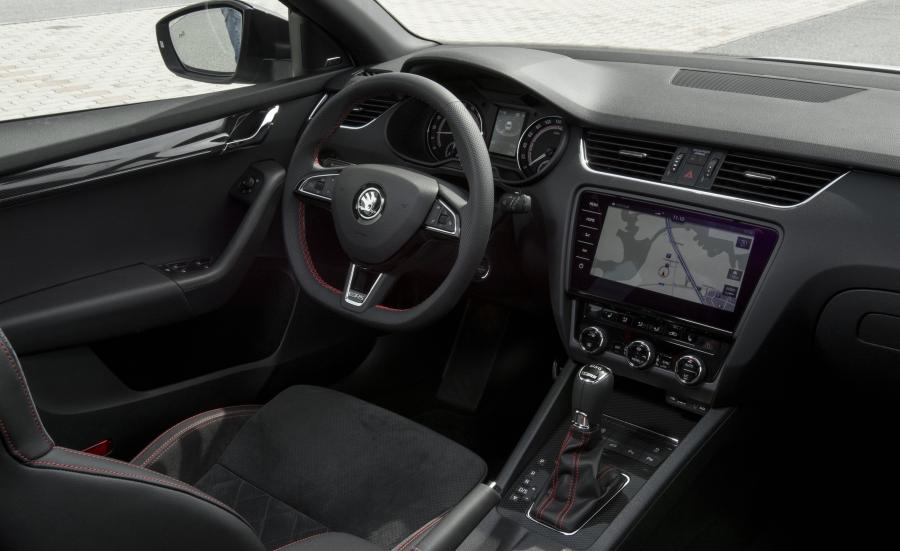 Интерьер Skoda Octavia RS Combi 2017 года  (WW) (фото 33 из 48)